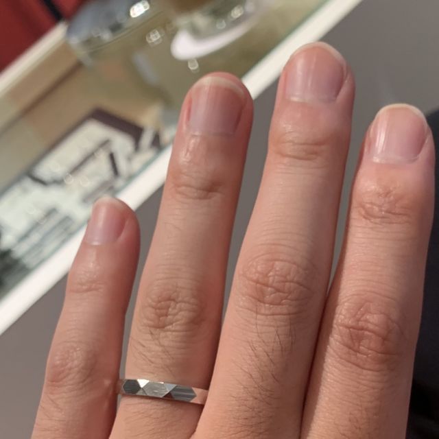 【ラザール ダイヤモンド(LAZARE DIAMOND)の口コミ】 他の人たちが持っていない指輪が欲しかったです。
珍しいデザインで、女性…