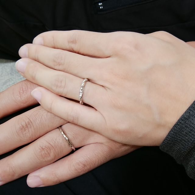 【銀座ダイヤモンドシライシの口コミ】 プラチナとダイヤの2種類で
縄をねじったようなデザインが
可愛いなと思い…