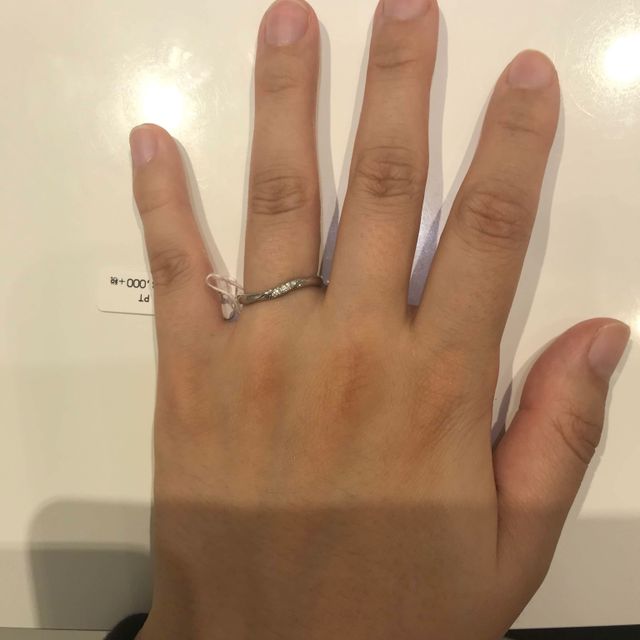 【4℃ BRIDAL(ヨンドシーブライダル)の口コミ】 ウェーブの形もすごくきれいで、自分の指の傾斜？というか、小指と中指と…