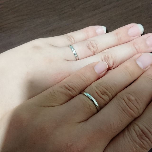 【アイプリモ(I-PRIMO)の口コミ】 夫、妻ともシンプルで頑丈なものを希望しており、丁度よく綺麗な指輪だと…