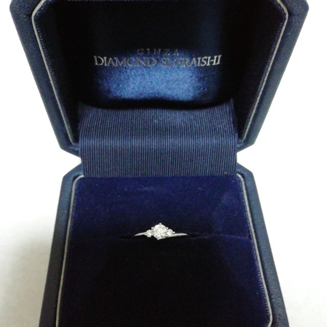 【銀座ダイヤモンドシライシの口コミ】 ダイヤモンドを包み込んでいるようなデザインが気に入ったのでこの指輪に…