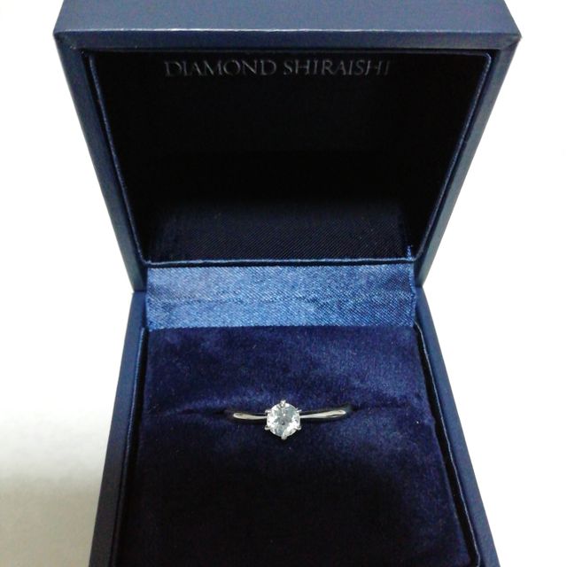 【銀座ダイヤモンドシライシの口コミ】 ダイヤモンドを包み込んでいるようなデザインが気に入ったのでこの指輪に…