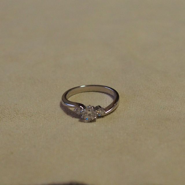 【ROYAL ASSCHER(ロイヤル・アッシャー)の口コミ】 ダイヤモンドが３個ついていて、遠くから見るとより大きく見えた。また、…