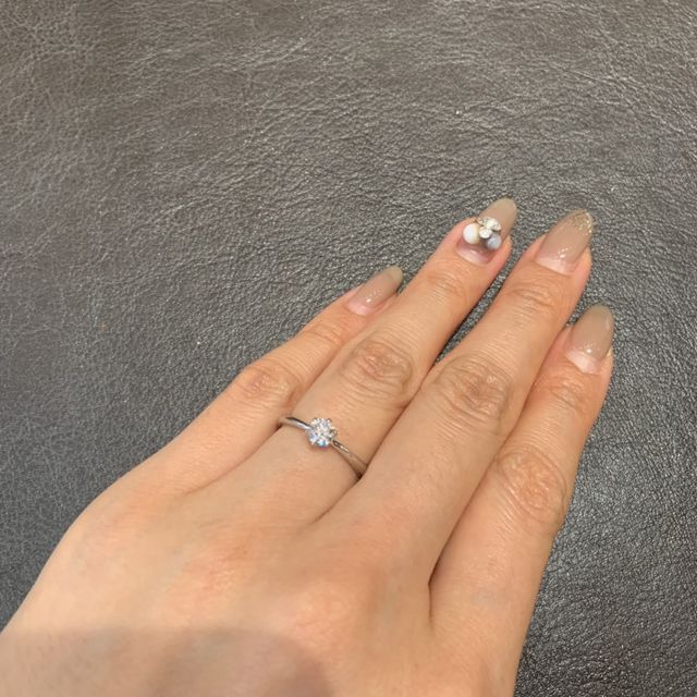 【ラザール ダイヤモンド(LAZARE DIAMOND)の口コミ】 上から見た際にダイヤモンドが綺麗に見えるように爪を極力細くしてあり、…