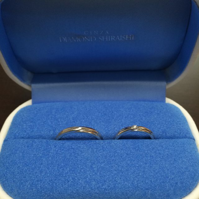 【銀座ダイヤモンドシライシの口コミ】 特に主人が、デザインを気に入っています。シンプルですが、ラインの入り…