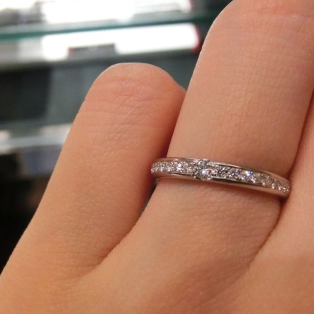 【ラザール ダイヤモンド(LAZARE DIAMOND)の口コミ】 沢山のダイヤがついており、またセンターに他より大きいダイヤがついてい…