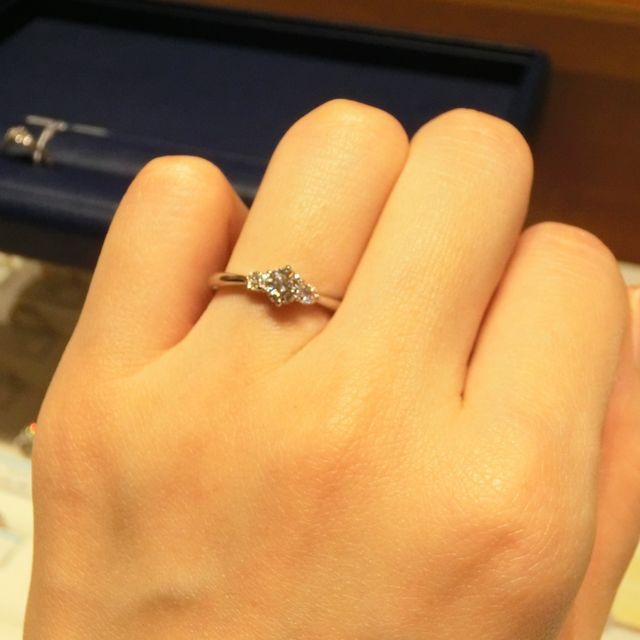 【銀座ダイヤモンドシライシの口コミ】 中央に向けてリングが細くなるデザインが気に入りました。
誰が見ても婚約…