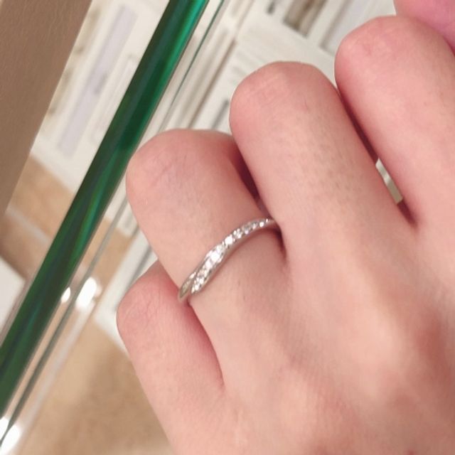 【Mariage ent(マリアージュエント)の口コミ】 比較的細めのラインで上品な印象があり指に馴染みやすいと感じました。ま…