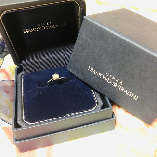【銀座ダイヤモンドシライシの口コミ】 リングがダイヤに近づくほど細いデザインになっていて、指が細く長く見え…