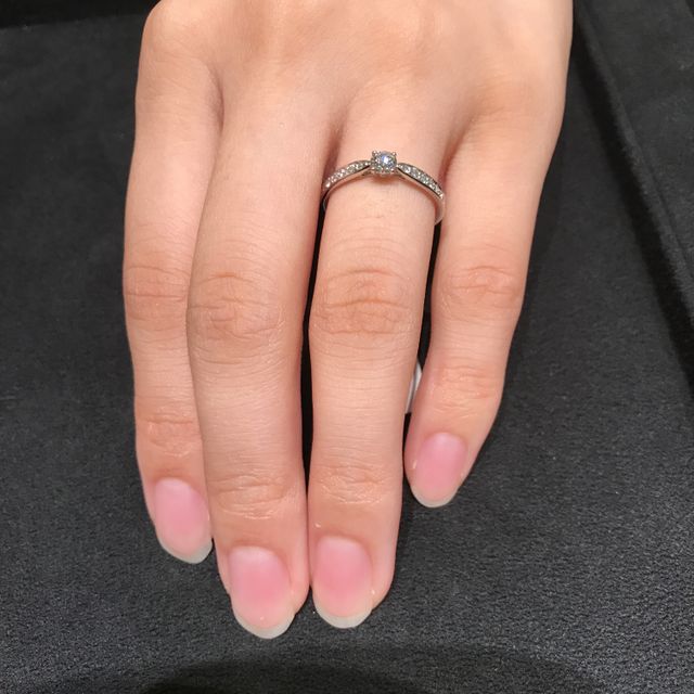 【ティファニー(Tiffany & Co.)の口コミ】 婚約指輪といえば、憧れのティファニーです。ダイヤモンドの輝きがとても…