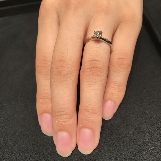 【ティファニー(Tiffany & Co.)の口コミ】 一石のみのシンプルですが、王道の婚約指輪というデザインです。ダイヤモ…