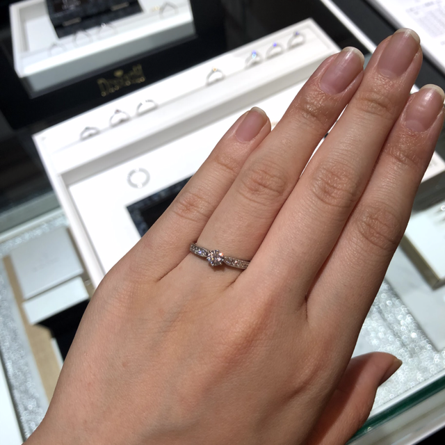 【HOSHI no SUNA 星の砂(ほしのすな)の口コミ】 とにかく輝きが素晴らしいことです。クオリティの高いダイヤですので光に…