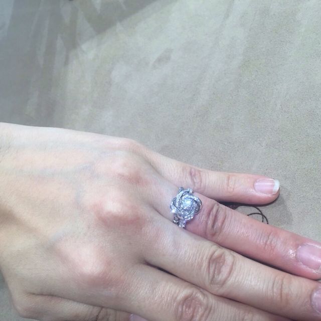 【ブシュロン(BOUCHERON)の口コミ】 婚約指輪としては、かなりデザイン性が高い。
カラット数は0.25ぐらいで小…