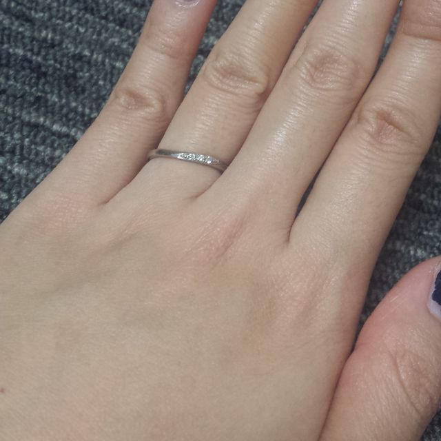 【4℃ BRIDAL(ヨンドシーブライダル)の口コミ】 とにかく普段ずっと身につける物なので、あまり目立ちすぎない細身のタイ…