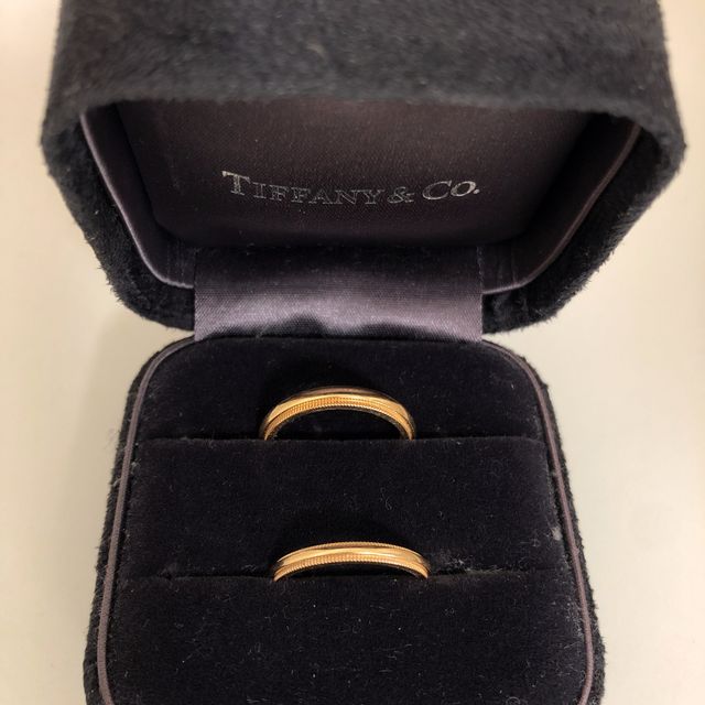 【ティファニー(Tiffany & Co.)の口コミ】 婚約指輪もティファニーだったため、結婚指輪も同じブランドにしました。
…