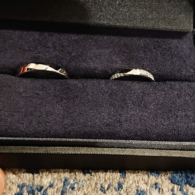 【ラザール ダイヤモンド(LAZARE DIAMOND)の口コミ】 男性用は指が太いのでリングも太めに見えるデザインで尚且つ少しのファッ…