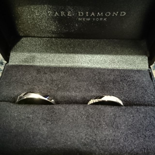 【ラザール ダイヤモンド(LAZARE DIAMOND)の口コミ】 他のブランドにはなかったデザインに惚れました。
幅広で女性の方にはたく…