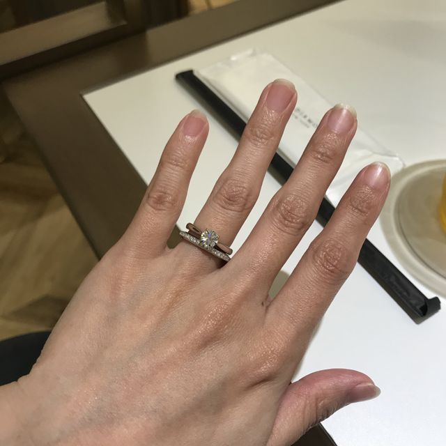 【BRILLIANCE+(ブリリアンスプラス)の口コミ】 真ん中に1石のシンプルな指輪が欲しかった。
指が4号と細いため、細身のス…