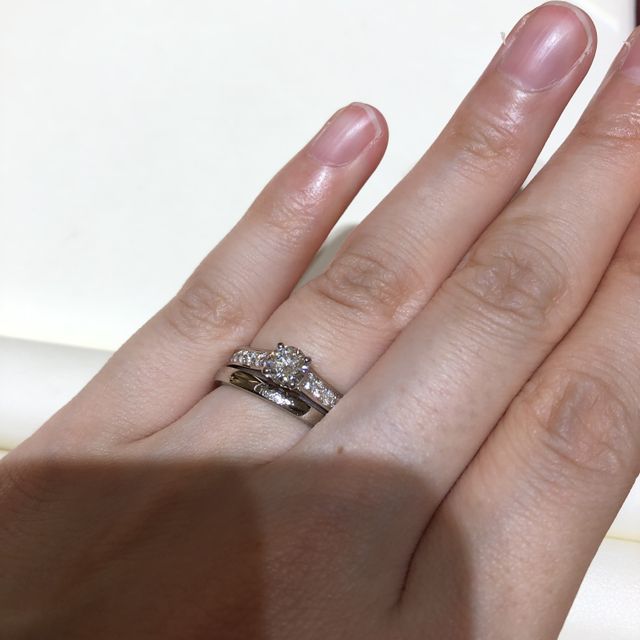 【カルティエ(Cartier)の口コミ】 婚約指輪は王道な形で年齢を重ねても飽きがこず、また華やかさもありつつ…