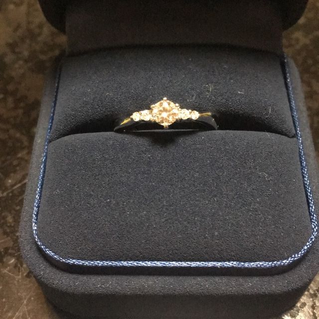 【4℃ BRIDAL(ヨンドシーブライダル)の口コミ】 もともとウェーブラインの婚約指輪を希望していました。高級感のあるデザ…