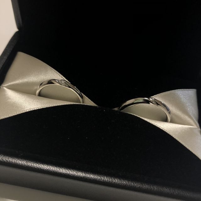 【エクセルコダイヤモンド(EXELCO DIAMOND)の口コミ】 指輪のデザインが気に入った為決めました。捻りのような柄がはいっており…