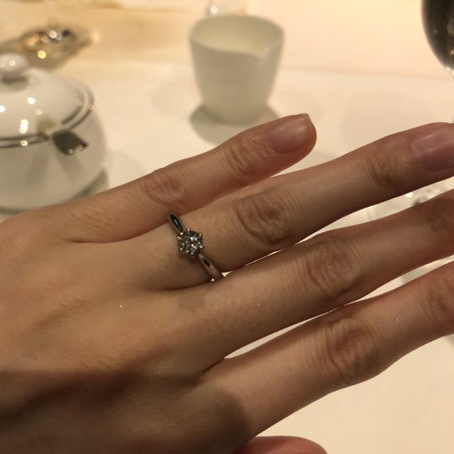 【銀座ダイヤモンドシライシの口コミ】 婚約指輪の王道デザインが欲しかったので、イメージにとてもあっていた！…
