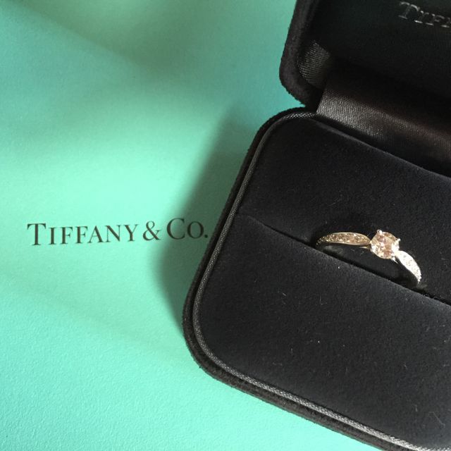 【ティファニー(Tiffany & Co.)の口コミ】 長く使えるもので、ダイヤモンドの指輪と一目見て分かる、婚約指輪らしい…
