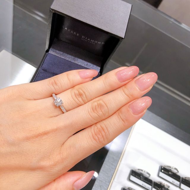 【ラザール ダイヤモンド(LAZARE DIAMOND)の口コミ】 エタニティタイプのデザインで、センターにかけて絞られているものがいい…