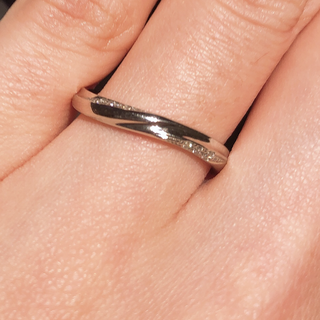 【銀座ダイヤモンドシライシの口コミ】 中心にダイヤモンドではなく、左右にダイヤモンドがあるため、キラキラし…