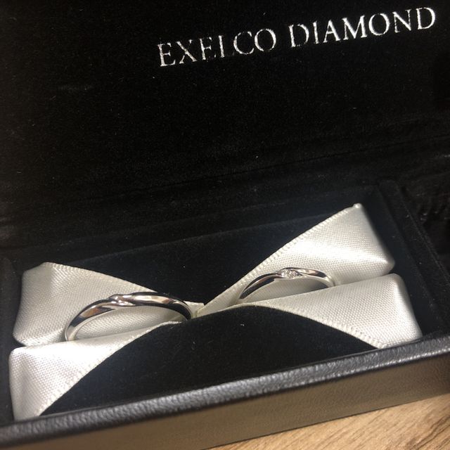 【エクセルコダイヤモンド(EXELCO DIAMOND)の口コミ】 決め手はデザインの珍しさです。

女性用のダイヤモンドは手前から外側に3…