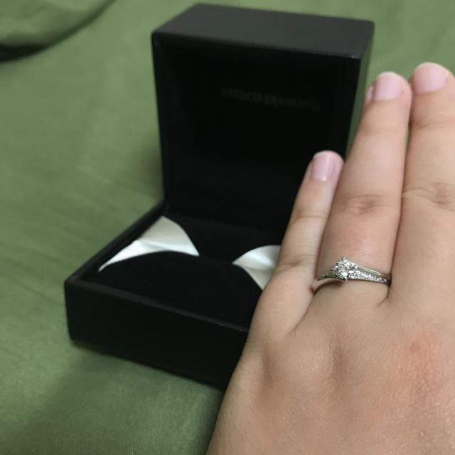 【エクセルコダイヤモンド(EXELCO DIAMOND)の口コミ】 大きなダイヤモンドの周りに小さなダイヤモンドが並べられていて、オシャ…