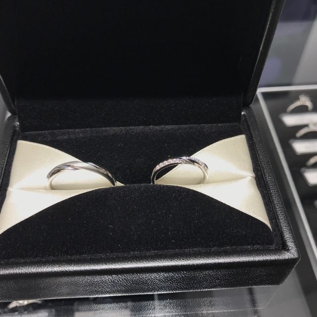 【エクセルコダイヤモンド(EXELCO DIAMOND)の口コミ】 婚約指輪のセットになるものが綺麗で、ゼクシィで見て気になっていた。 実…