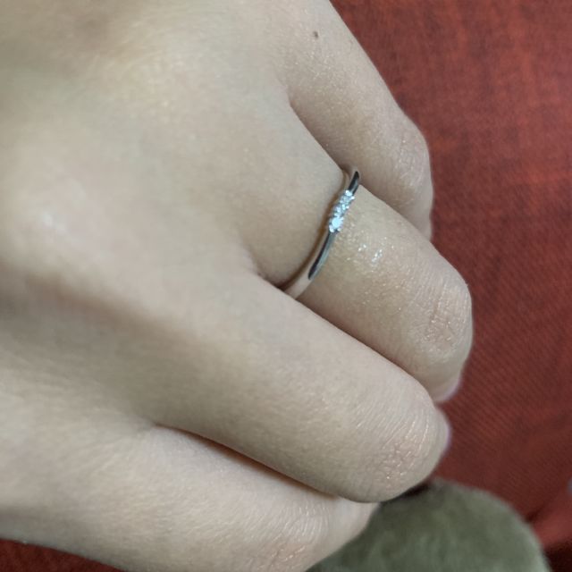 【アイプリモ(I-PRIMO)の口コミ】 デザインはシンプルですが、婚約指輪と重ね付けするためにシンプルでも可…