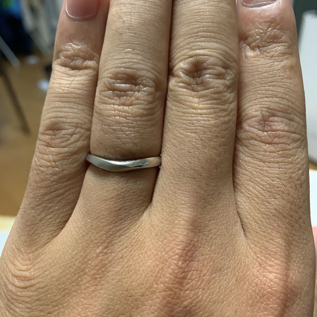 【銀座ダイヤモンドシライシの口コミ】 ややV字になっているデザインを探していました。つけ心地も違和感がなく、…