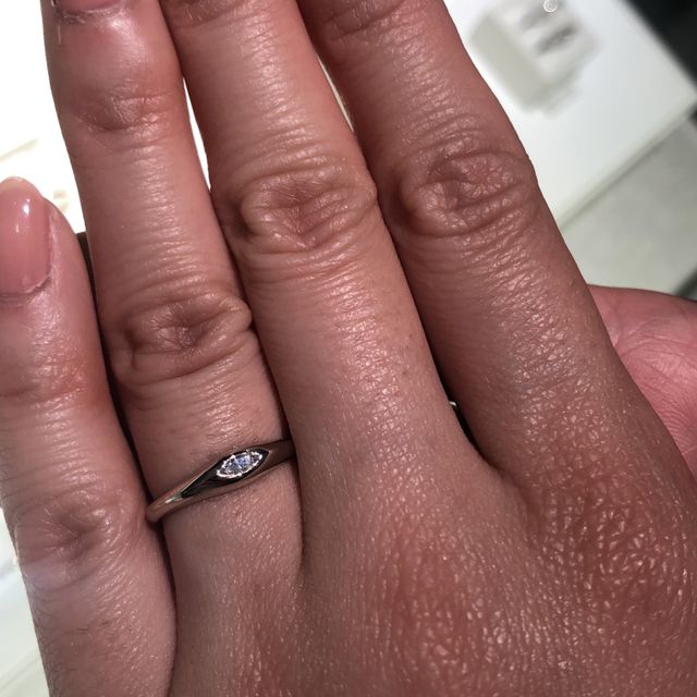 【ティファニー(Tiffany & Co.)の口コミ】 何を言っても目を引くのは横長の大きなダイアモンド。一体物で幅広に輝き…