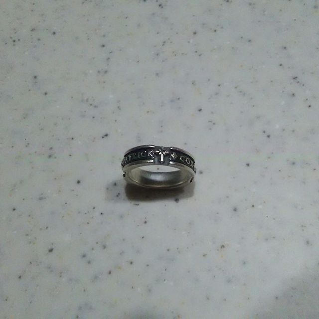 【PATRICK COXの口コミ】 二人ともクロスやユリのモチーフなどのデザインがすきだったので、そう言…