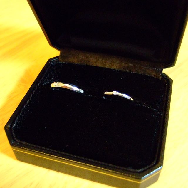 【SIENAROSE(シエナロゼ)の口コミ】 シンプルかつ少し個性的で、女性用にだけダイヤモンドが使われているもの…