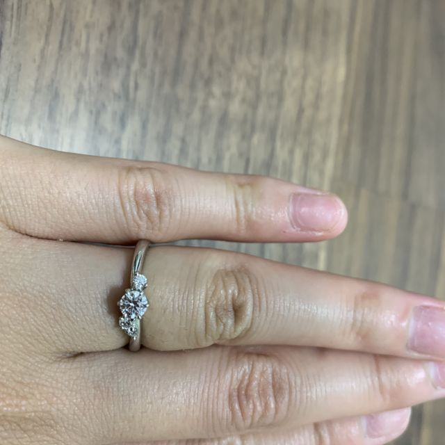 【銀座ダイヤモンドシライシの口コミ】 まず指輪のデザインがとても気に入った事。少し華奢で主張は強くないけど…