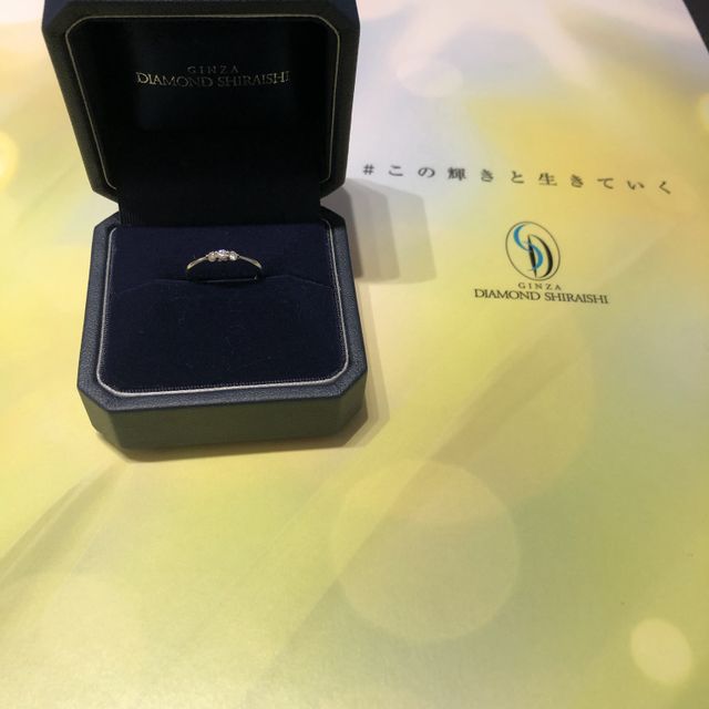 【銀座ダイヤモンドシライシの口コミ】 結婚指輪として使われることが多いようですが、婚約指輪としていただきま…