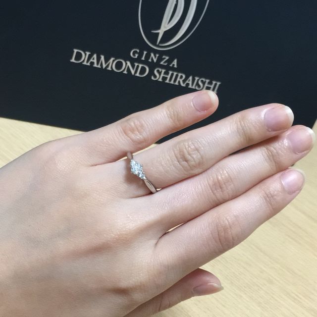 【銀座ダイヤモンドシライシの口コミ】 可愛くてきれいなブーケというシリーズのロココに決めました。メレダイヤ…