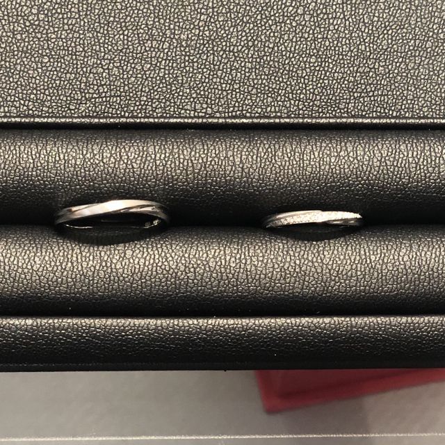 【エクセルコダイヤモンド(EXELCO DIAMOND)の口コミ】 ウェーブの部分のダイヤモンドの輝きや長さに一目惚れしました。彼のウェ…