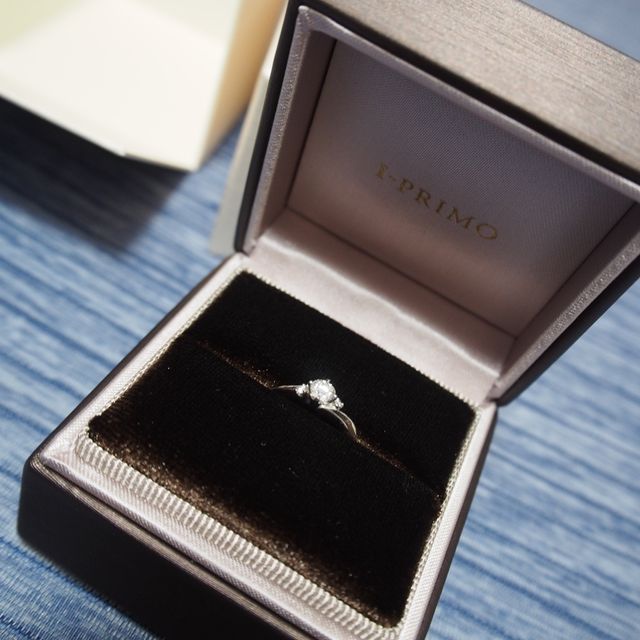【アイプリモ(I-PRIMO)の口コミ】 やはりデザインがとっても気に入って、ダイヤを包むツメの部分が4本ヅメで…