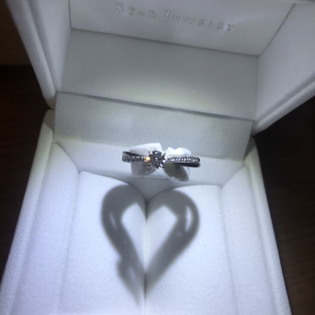 【STAR JEWELRY(スタージュエリー)の口コミ】 たくさん試着した中でも、シンプルなラインに華やかなダイヤの輝きが気に…