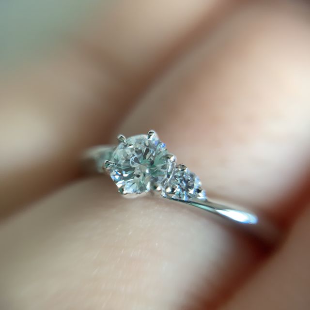 【ラザール ダイヤモンド(LAZARE DIAMOND)の口コミ】 ○センターダイヤが飛び出しすぎないデザインであること
○サイドにメレダイ…