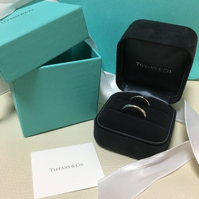 【ティファニー(Tiffany & Co.)の口コミ】 ストレートでシンプルなデザインですがダイヤが３つ並んでアクセントにな…