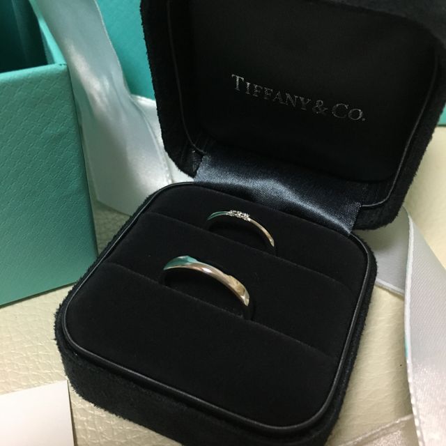 【ティファニー(Tiffany & Co.)の口コミ】 ストレートでシンプルなデザインですがダイヤが３つ並んでアクセントにな…