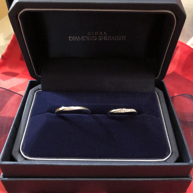 【銀座ダイヤモンドシライシの口コミ】 店長さんが自分たちに「似合うものを用意して見ました！」
と、用意してく…