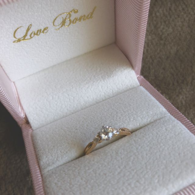 【Love Bond(ラブボンド)の口コミ】 婚約指輪の特別感がありつつも、普段使いできるようなデザインと、台座や…