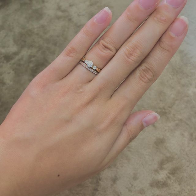 【Love Bond(ラブボンド)の口コミ】 婚約指輪の特別感がありつつも、普段使いできるようなデザインと、台座や…