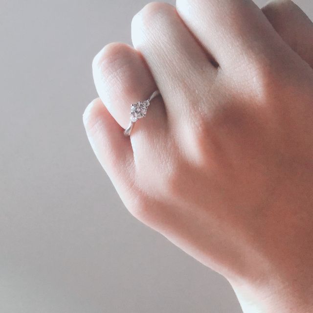 【4℃ BRIDAL(ヨンドシーブライダル)の口コミ】 つけ心地の良い細身のデザインと、緩やかのウェーブが手を綺麗に見せてく…